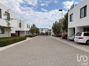 NEX-298534 - Casa en Venta, con 4 recamaras, con 3 baños, con 160 m2 de construcción.
