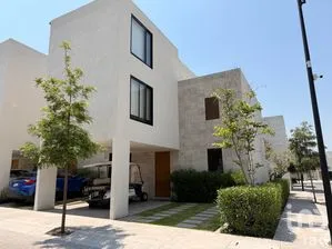 NEX-300426 - Casa en Venta, con 3 recamaras, con 3 baños, con 216 m2 de construcción.