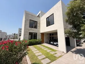 NEX-300427 - Casa en Venta, con 3 recamaras, con 3 baños, con 262 m2 de construcción.