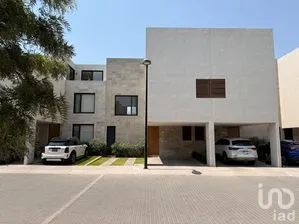 NEX-300431 - Casa en Venta, con 3 recamaras, con 3 baños, con 219 m2 de construcción.