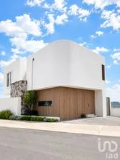 NEX-302608 - Casa en Venta, con 3 recamaras, con 3 baños, con 260 m2 de construcción.