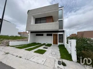 NEX-303409 - Casa en Venta, con 4 recamaras, con 3 baños, con 220 m2 de construcción.