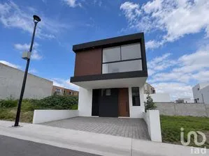 NEX-303510 - Casa en Venta, con 4 recamaras, con 4 baños, con 220 m2 de construcción.