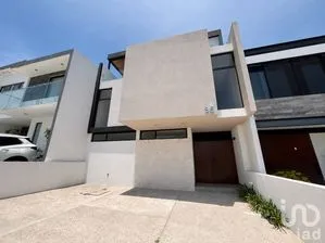 NEX-304944 - Casa en Venta, con 4 recamaras, con 4 baños, con 241 m2 de construcción.