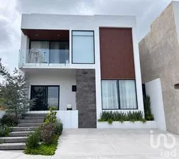 NEX-307455 - Casa en Venta, con 4 recamaras, con 5 baños, con 390 m2 de construcción.