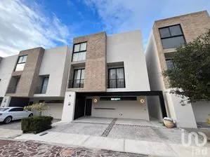 NEX-308401 - Casa en Venta, con 3 recamaras, con 4 baños, con 267 m2 de construcción.