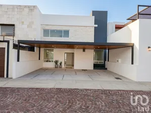 NEX-306938 - Casa en Venta, con 3 recamaras, con 4 baños, con 280 m2 de construcción.