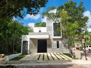 NEX-308637 - Casa en Venta, con 3 recamaras, con 3 baños, con 164 m2 de construcción.