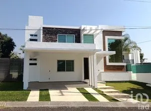 NEX-306061 - Casa en Venta, con 4 recamaras, con 4 baños, con 278 m2 de construcción.