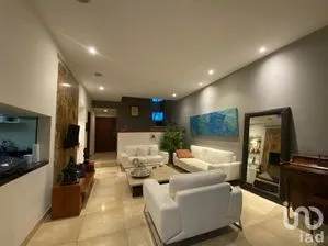 NEX-159050 - Casa en Venta, con 3 recamaras, con 3 baños, con 300 m2 de construcción.
