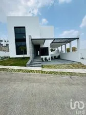NEX-203877 - Casa en Venta, con 3 recamaras, con 3 baños, con 420 m2 de construcción.