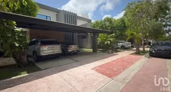 NEX-217623 - Casa en Venta, con 3 recamaras, con 3 baños, con 447 m2 de construcción.