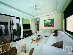 NEX-217623 - Casa en Venta, con 3 recamaras, con 3 baños, con 447 m2 de construcción.