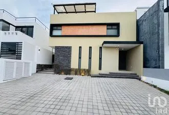 NEX-241382 - Casa en Venta, con 4 recamaras, con 3 baños, con 300 m2 de construcción.