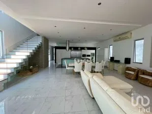 NEX-252132 - Casa en Renta, con 3 recamaras, con 3 baños, con 305 m2 de construcción.