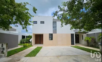 NEX-252392 - Casa en Renta, con 4 recamaras, con 4 baños, con 196 m2 de construcción.