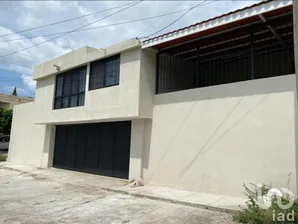 NEX-253233 - Casa en Renta, con 5 recamaras, con 3 baños, con 400 m2 de construcción.