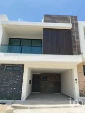 NEX-253456 - Casa en Renta, con 4 recamaras, con 4 baños, con 265 m2 de construcción.