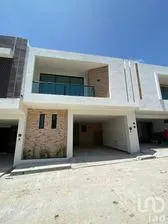 NEX-253462 - Casa en Renta, con 4 recamaras, con 4 baños, con 265 m2 de construcción.