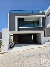 NEX-255637 - Casa en Venta, con 4 recamaras, con 4 baños, con 300 m2 de construcción.