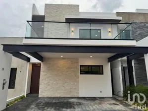 NEX-256821 - Casa en Venta, con 4 recamaras, con 5 baños, con 251 m2 de construcción.