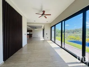 NEX-258340 - Casa en Venta, con 4 recamaras, con 4 baños, con 392 m2 de construcción.