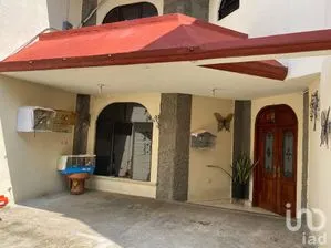 NEX-259781 - Casa en Venta, con 5 recamaras, con 4 baños, con 285 m2 de construcción.