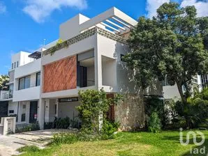 NEX-261051 - Casa en Venta, con 3 recamaras, con 2 baños, con 222 m2 de construcción.