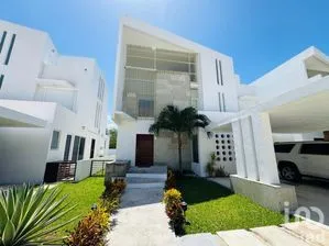 NEX-263023 - Casa en Venta, con 4 recamaras, con 4 baños, con 350 m2 de construcción.