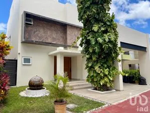 NEX-297279 - Casa en Renta, con 3 recamaras, con 3 baños, con 290 m2 de construcción.