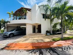 NEX-303025 - Casa en Venta, con 3 recamaras, con 3 baños, con 302 m2 de construcción.
