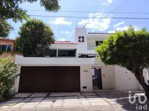 NEX-304694 - Casa en Venta, con 4 recamaras, con 3 baños, con 480 m2 de construcción.