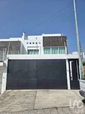NEX-305531 - Casa en Venta, con 5 recamaras, con 4 baños, con 329 m2 de construcción.