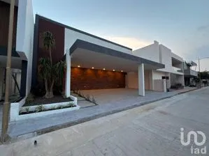 NEX-308079 - Casa en Venta, con 5 recamaras, con 5 baños, con 302 m2 de construcción.