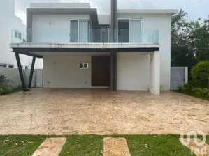 NEX-37781 - Casa en Renta, con 4 recamaras, con 4 baños, con 430 m2 de construcción en Lagos del Sol, CP 77567, Quintana Roo.