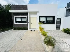 NEX-43909 - Casa en Venta, con 2 recamaras, con 2 baños, con 180 m2 de construcción.