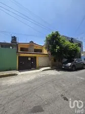 NEX-258602 - Casa en Venta, con 4 recamaras, con 2 baños, con 288 m2 de construcción.