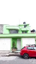 NEX-286523 - Casa en Renta, con 4 recamaras, con 2 baños, con 240 m2 de construcción.