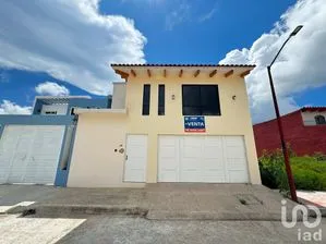 NEX-221761 - Casa en Venta, con 4 recamaras, con 5 baños, con 264 m2 de construcción.