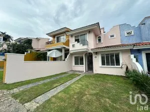 NEX-260957 - Casa en Venta, con 3 recamaras, con 3 baños, con 206 m2 de construcción en Burgos Bugambilias, CP 62584, Morelos.
