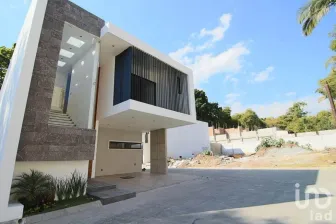 NEX-34739 - Casa en Venta, con 4 recamaras, con 3 baños, con 234 m2 de construcción en Lomas de Atzingo, CP 62180, Morelos.