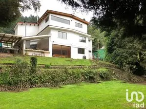 NEX-242929 - Casa en Venta, con 4 recamaras, con 3 baños, con 400 m2 de construcción.