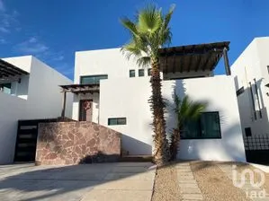 NEX-283664 - Casa en Renta, con 3 recamaras, con 3 baños, con 218 m2 de construcción en Cumbres del Tezal, CP 23454, Baja California Sur.