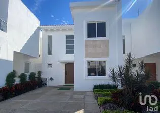 NEX-286822 - Casa en Venta, con 3 recamaras, con 3 baños, con 238 m2 de construcción en Sábalo Country Club, CP 82100, Sinaloa.