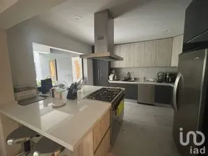 NEX-302764 - Casa en Venta, con 5 recamaras, con 3 baños, con 370 m2 de construcción.