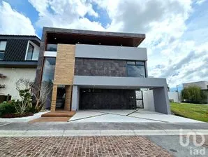 NEX-308255 - Casa en Venta, con 4 recamaras, con 5 baños, con 478 m2 de construcción.