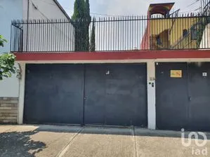 NEX-172943 - Casa en Venta, con 5 recamaras, con 3 baños, con 440 m2 de construcción.