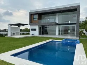 NEX-219756 - Casa en Venta, con 3 recamaras, con 4 baños, con 487 m2 de construcción.