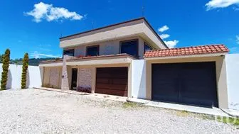 NEX-182988 - Casa en Venta, con 5 recamaras, con 3 baños, con 310 m2 de construcción.