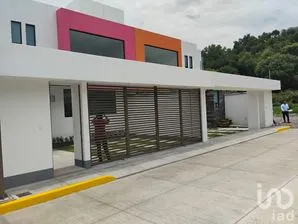NEX-176047 - Casa en Venta, con 3 recamaras, con 2 baños, con 180 m2 de construcción.